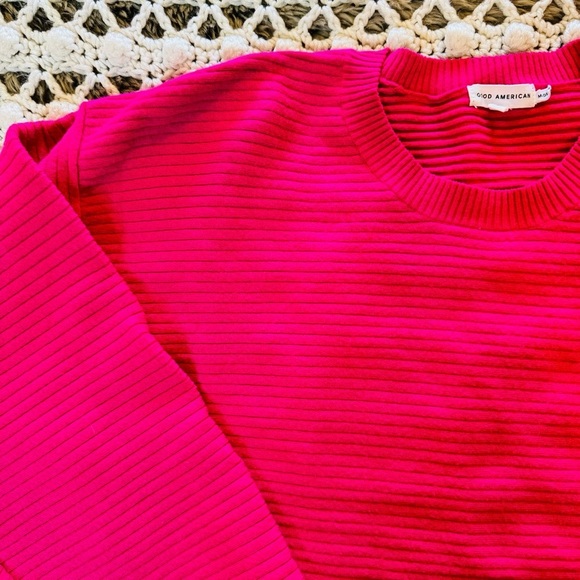 Good American Fuschia Ribbed Crewneck Oversize Sweater - Picture 6 of 9
